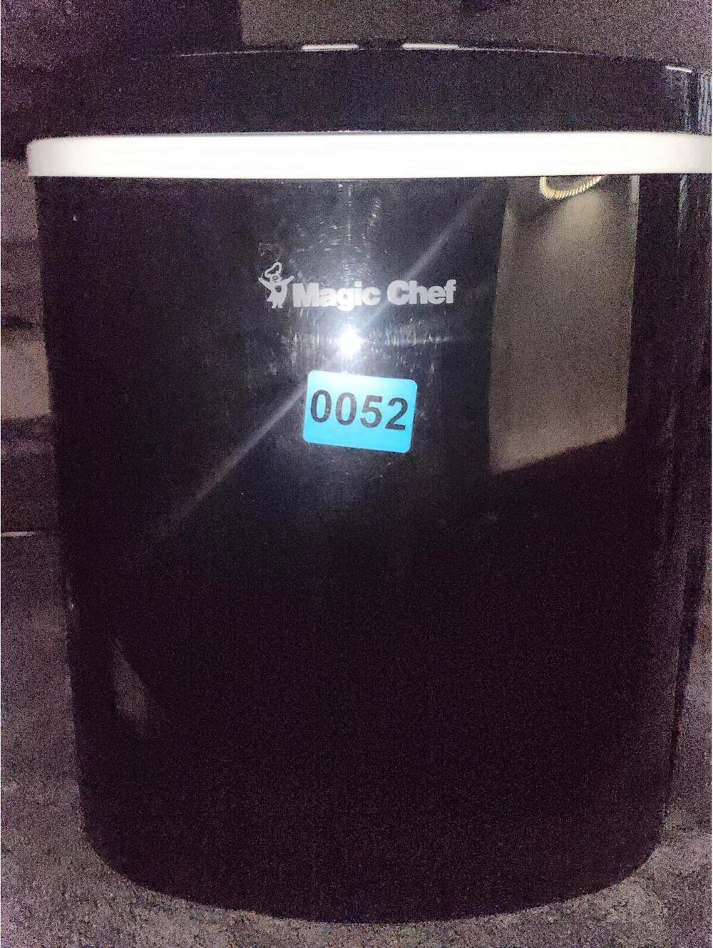 Magic Chef MCIM22B 17 lbs Countertop Ice Maker - Picture 10 of 11